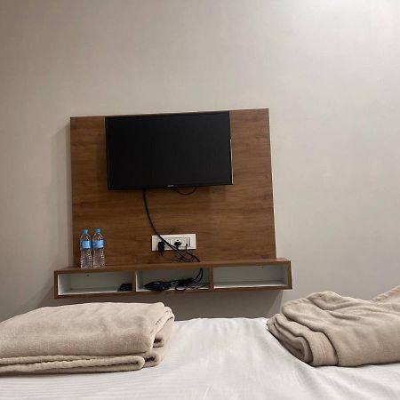 Hotel Nilkanth Navsari Екстериор снимка