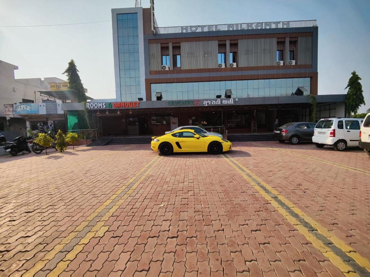 Hotel Nilkanth Navsari Екстериор снимка