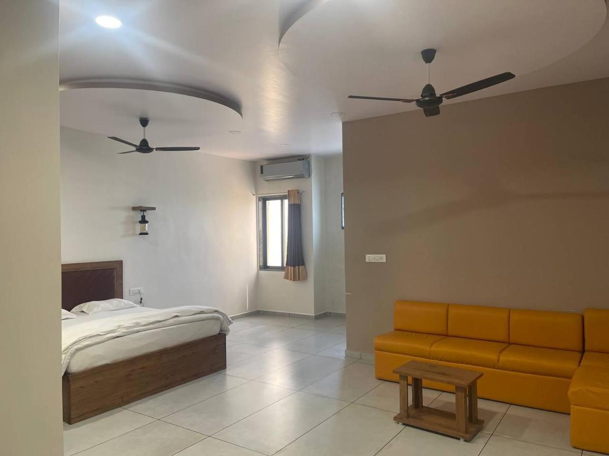 Hotel Nilkanth Navsari Екстериор снимка