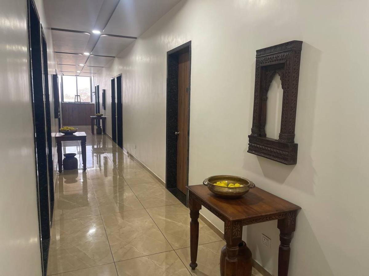 Hotel Nilkanth Navsari Екстериор снимка