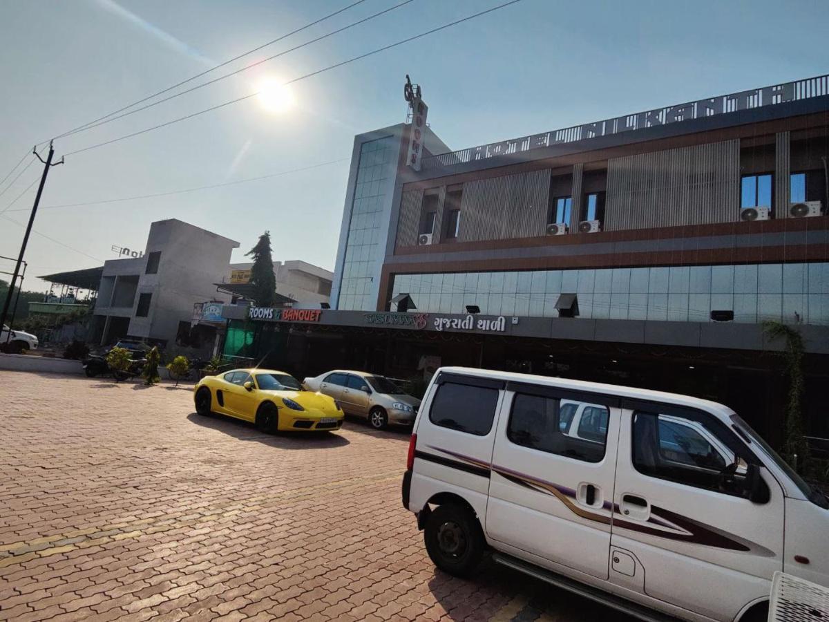 Hotel Nilkanth Navsari Екстериор снимка