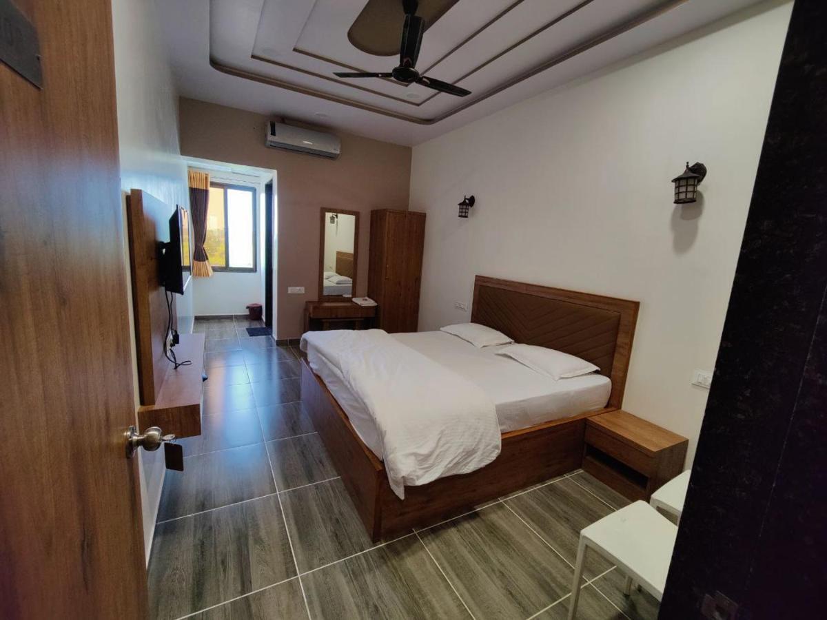 Hotel Nilkanth Navsari Екстериор снимка