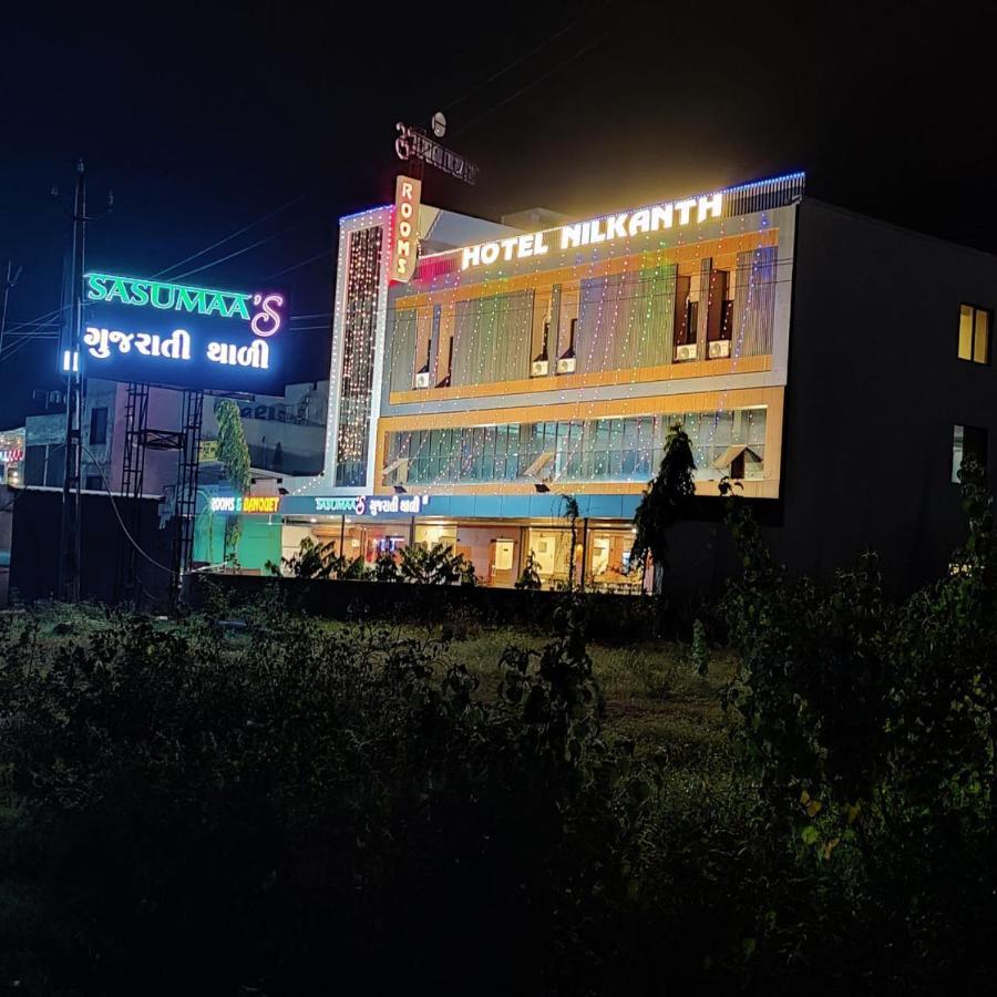 Hotel Nilkanth Navsari Екстериор снимка
