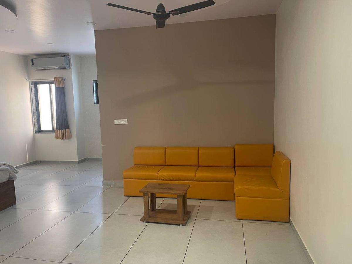 Hotel Nilkanth Navsari Екстериор снимка