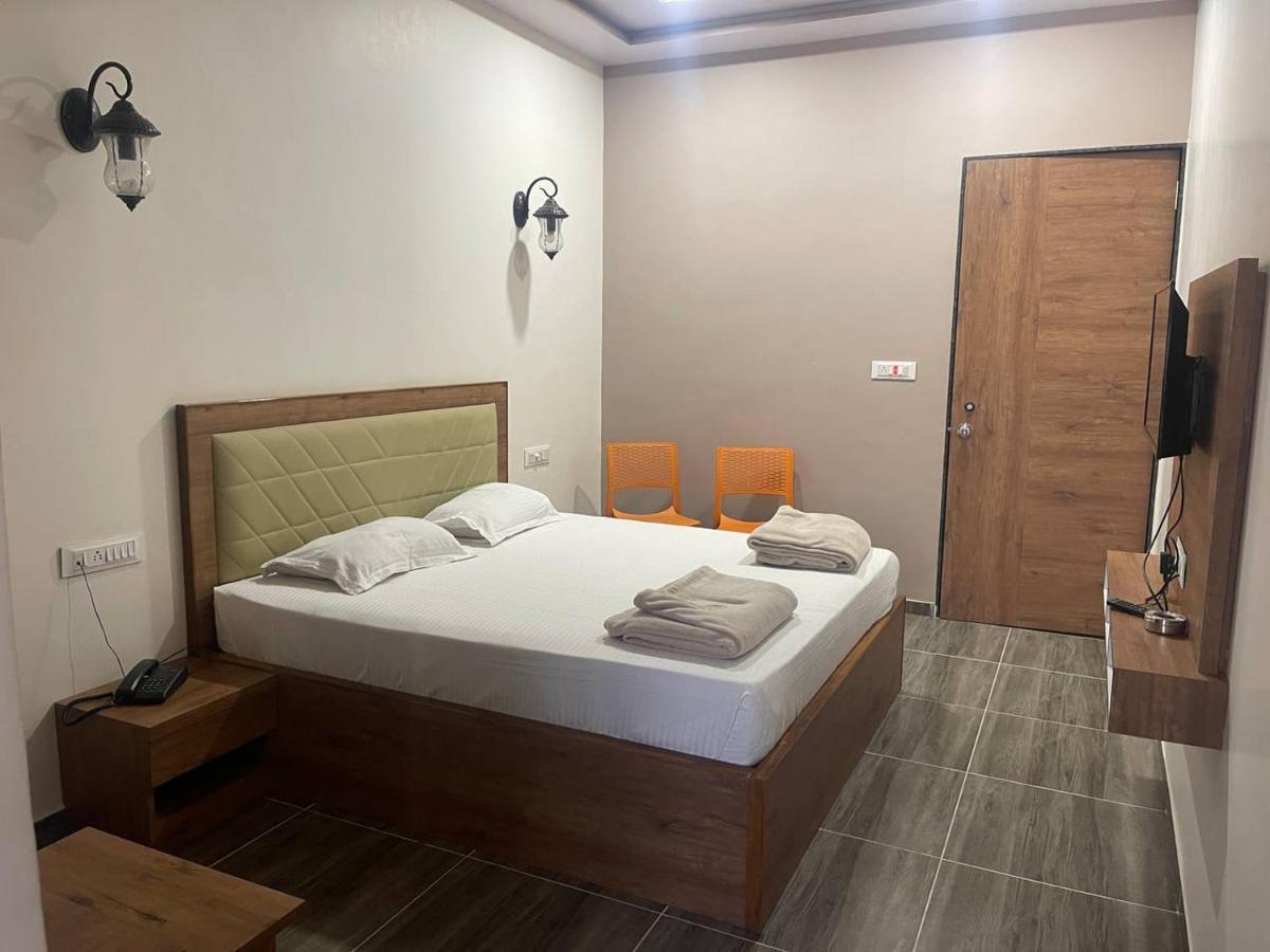 Hotel Nilkanth Navsari Екстериор снимка