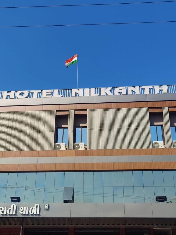 Hotel Nilkanth Navsari Екстериор снимка