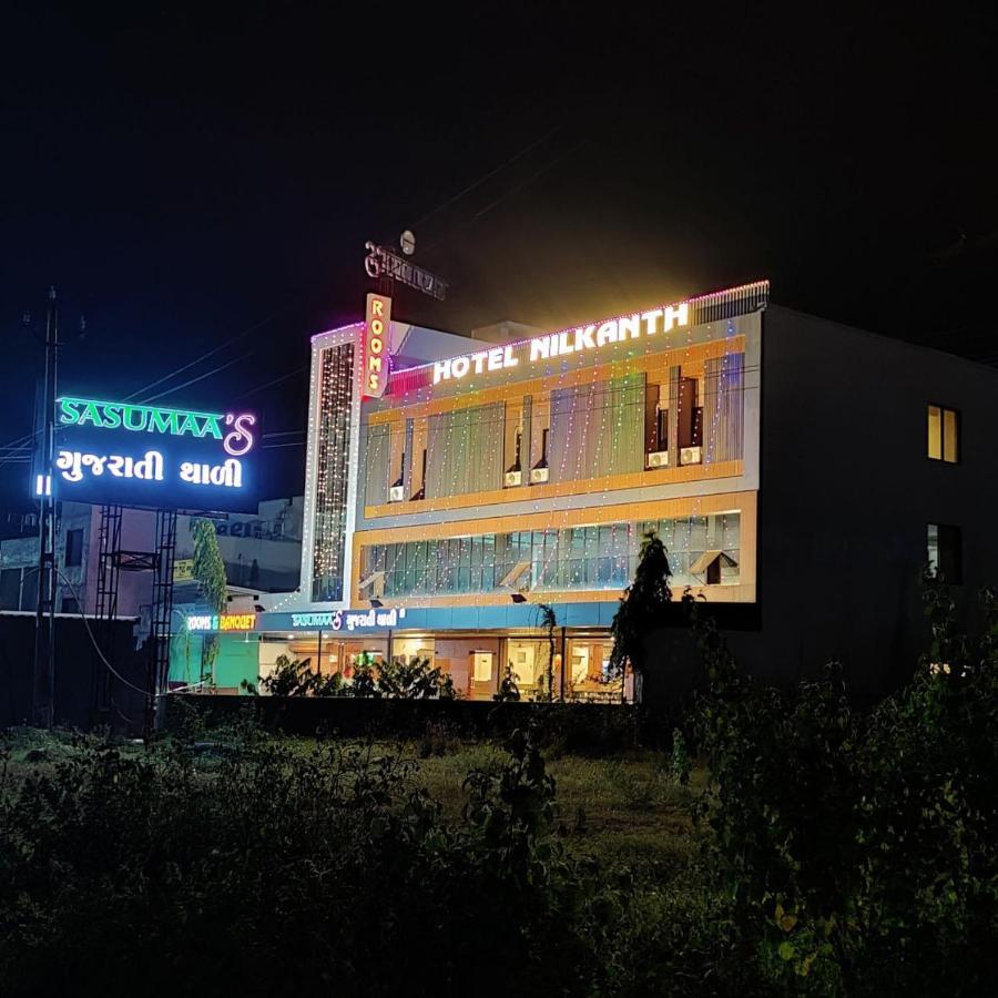 Hotel Nilkanth Navsari Екстериор снимка