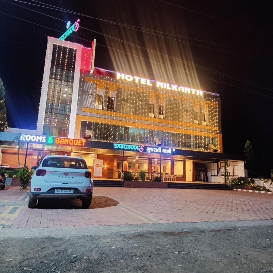 Hotel Nilkanth Navsari Екстериор снимка