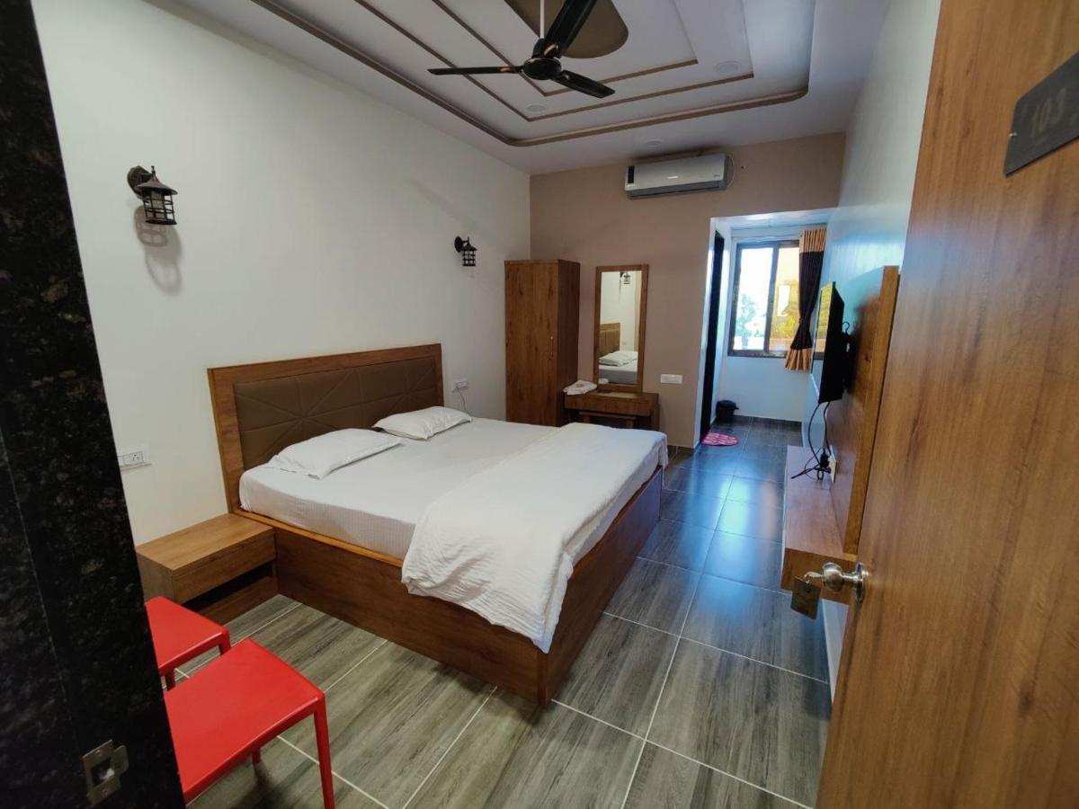 Hotel Nilkanth Navsari Екстериор снимка
