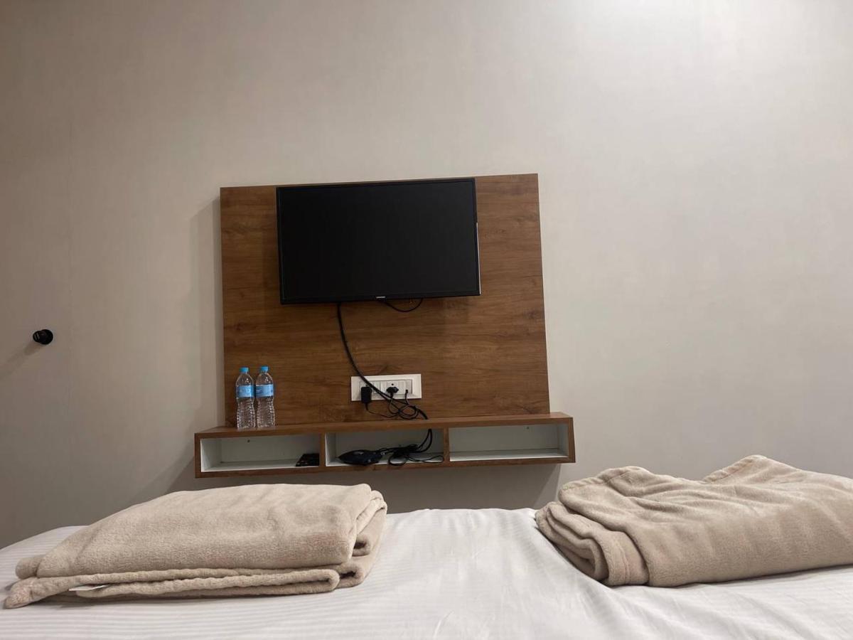 Hotel Nilkanth Navsari Екстериор снимка