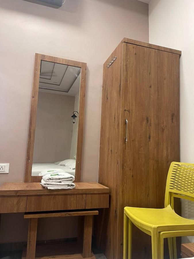 Hotel Nilkanth Navsari Екстериор снимка