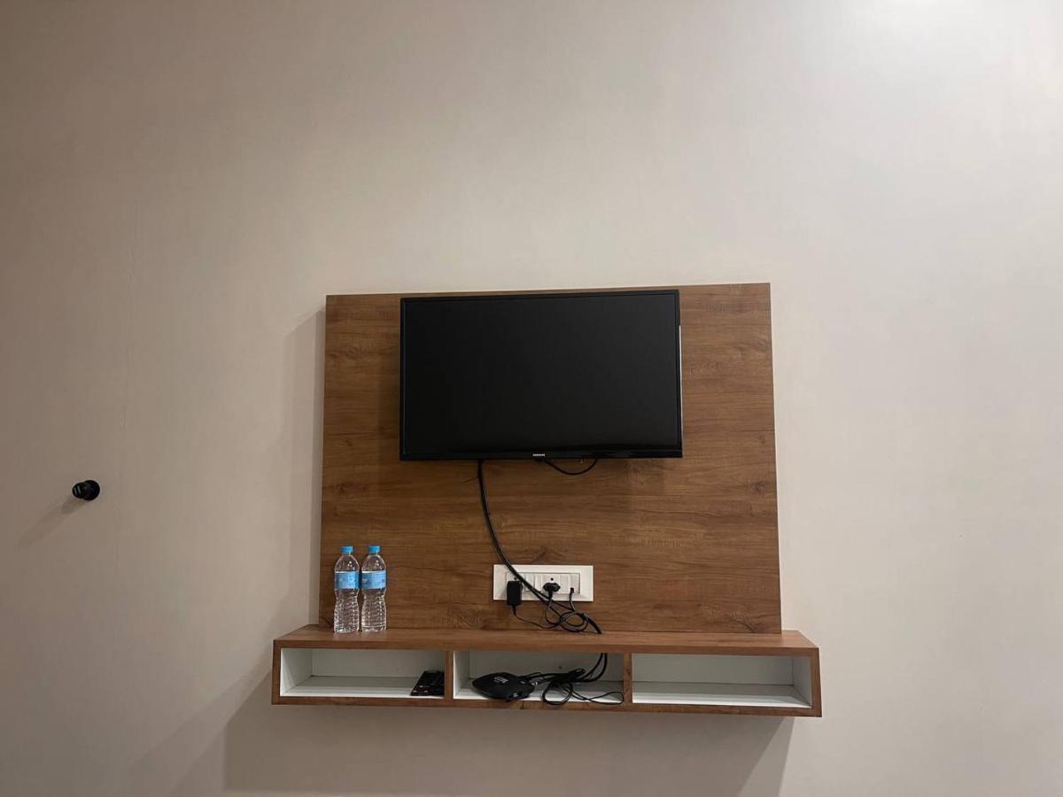 Hotel Nilkanth Navsari Екстериор снимка