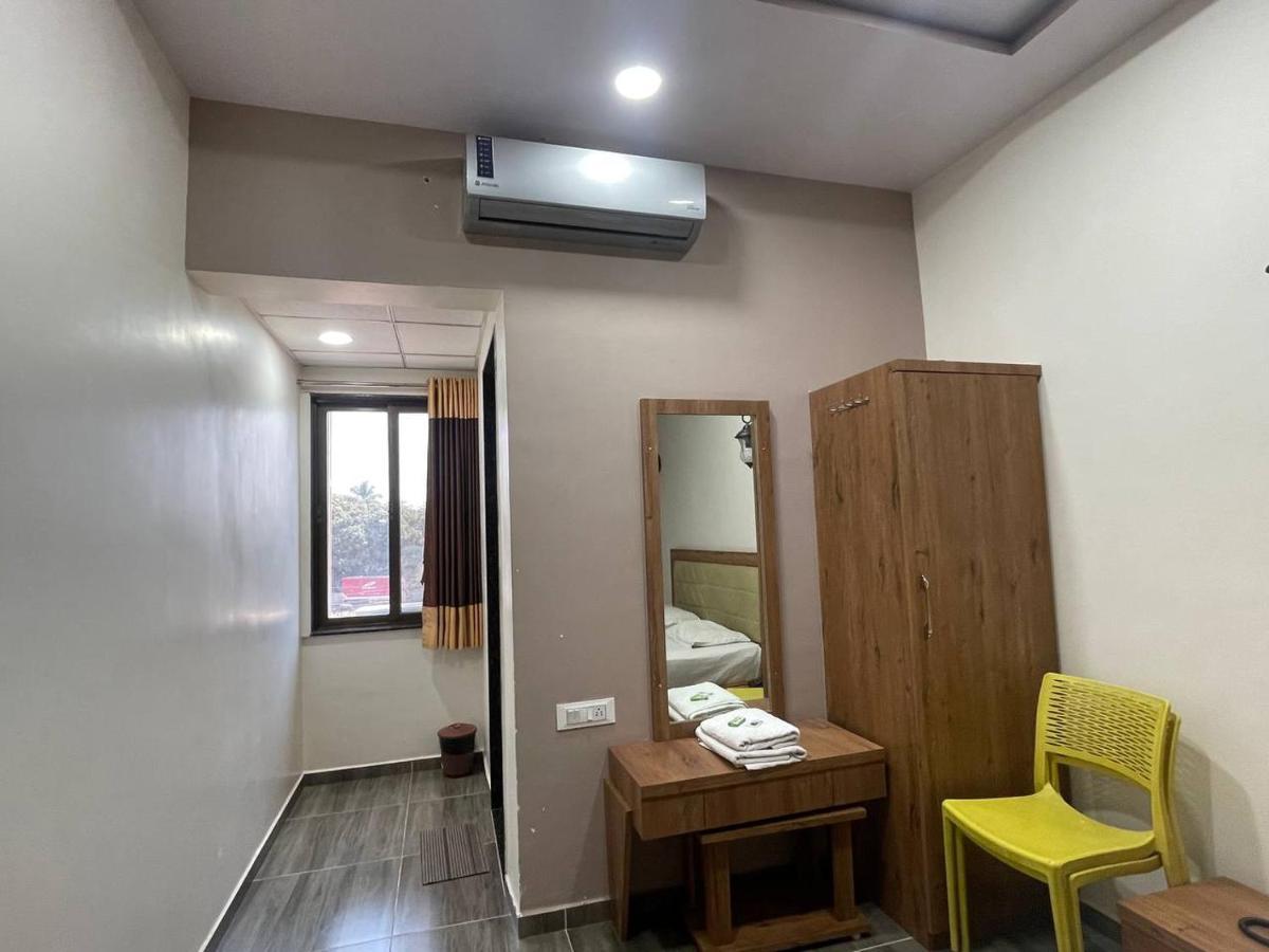 Hotel Nilkanth Navsari Екстериор снимка