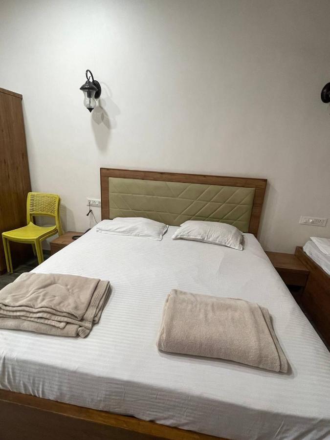 Hotel Nilkanth Navsari Екстериор снимка