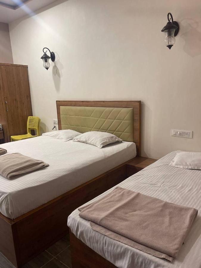 Hotel Nilkanth Navsari Екстериор снимка