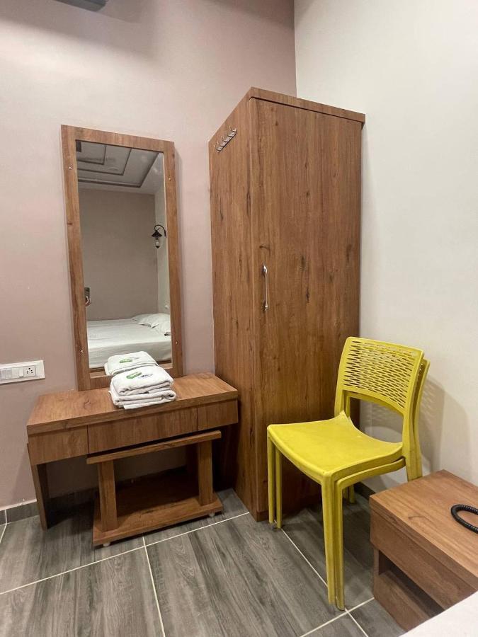 Hotel Nilkanth Navsari Екстериор снимка