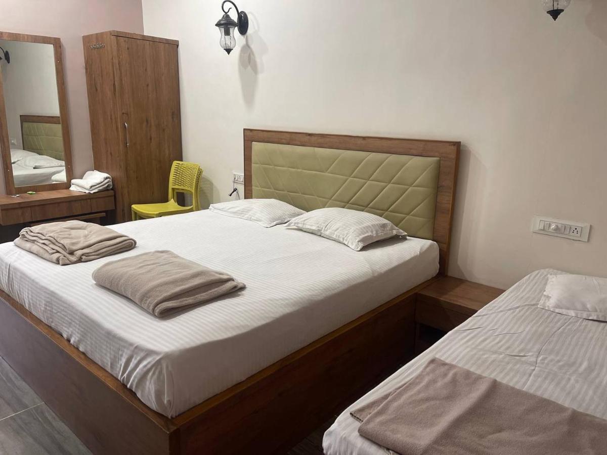 Hotel Nilkanth Navsari Екстериор снимка