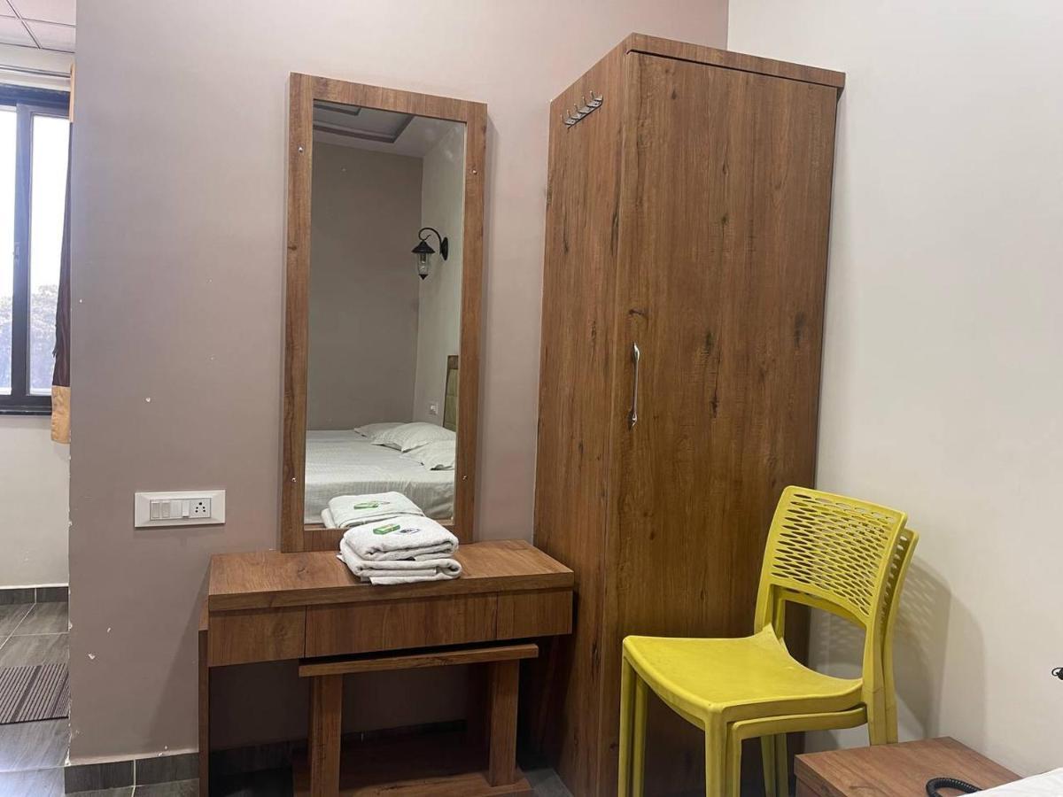 Hotel Nilkanth Navsari Екстериор снимка