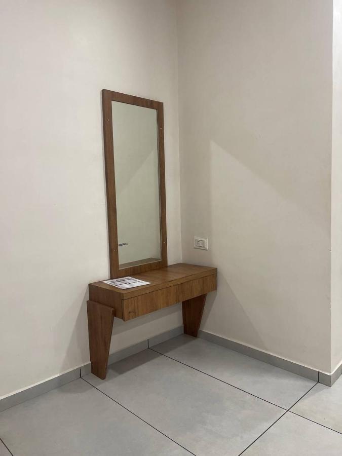 Hotel Nilkanth Navsari Екстериор снимка