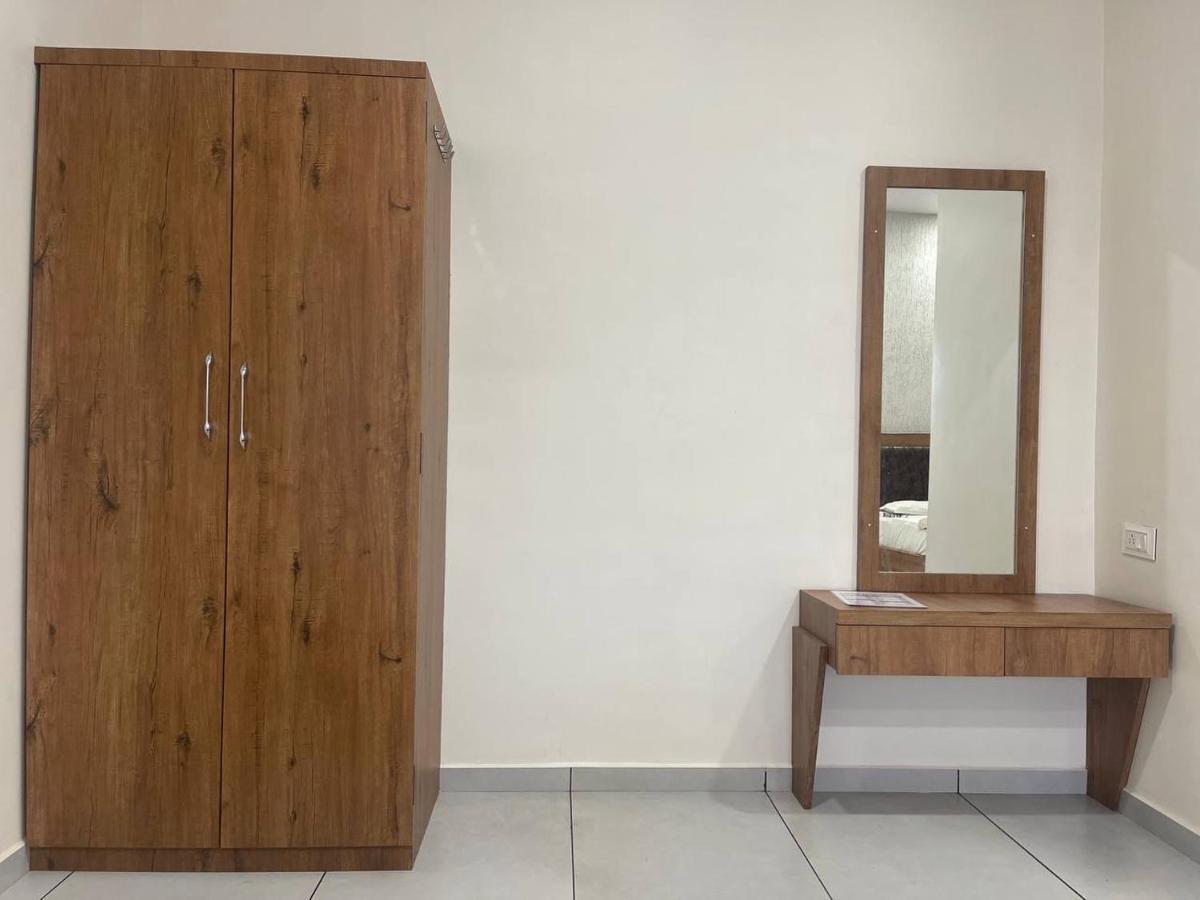 Hotel Nilkanth Navsari Екстериор снимка