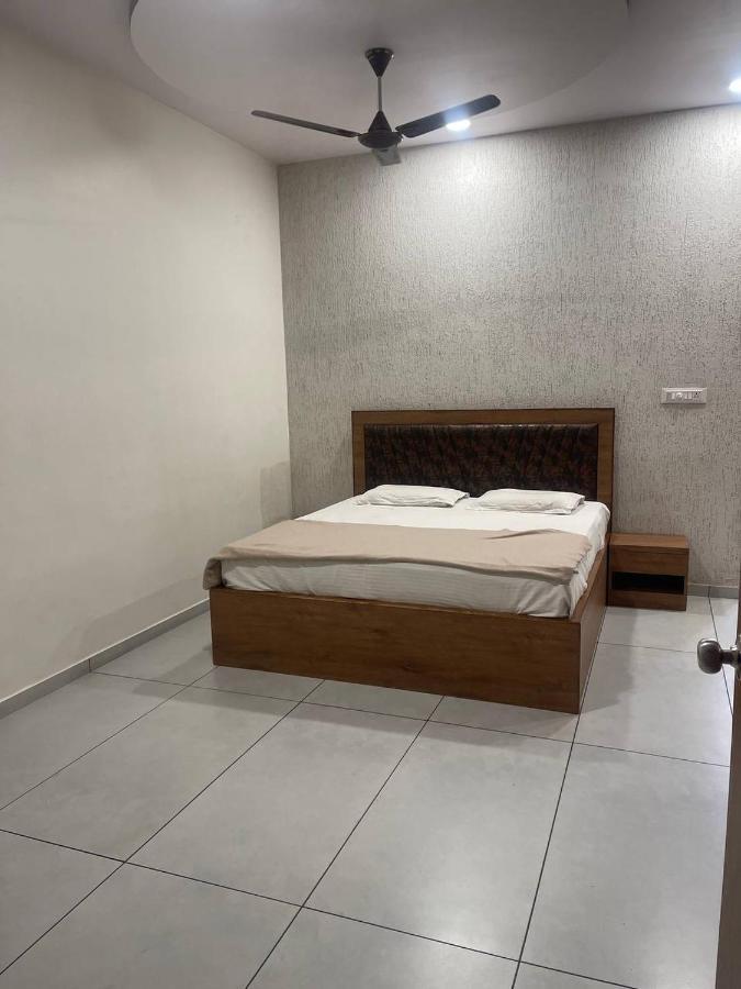Hotel Nilkanth Navsari Екстериор снимка