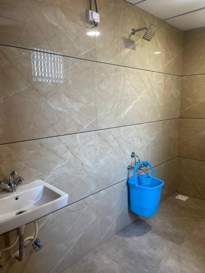 Hotel Nilkanth Navsari Екстериор снимка