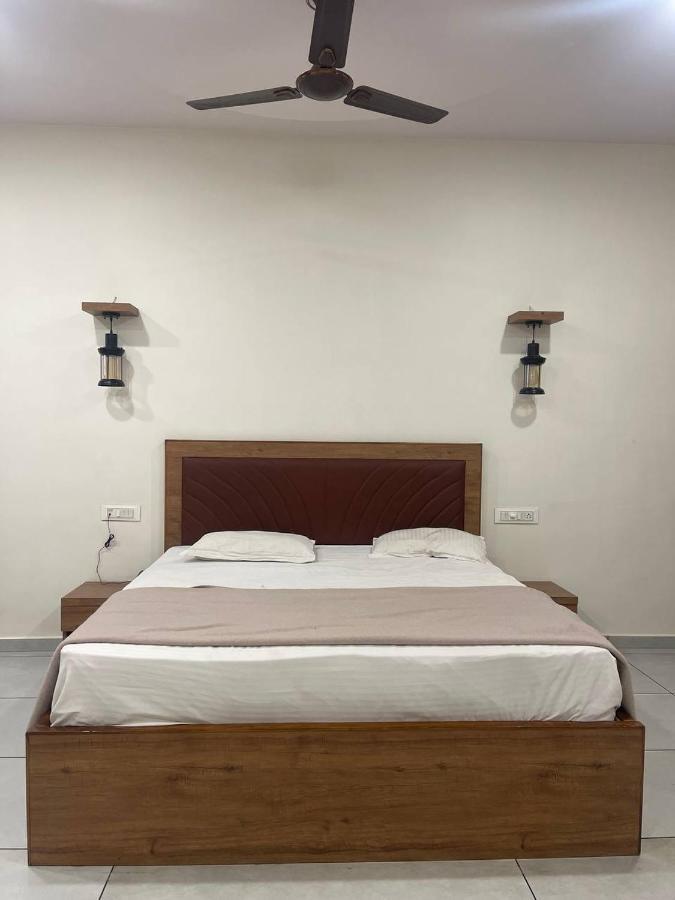 Hotel Nilkanth Navsari Екстериор снимка