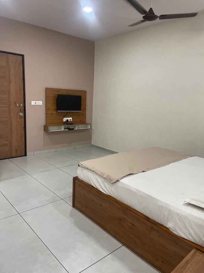 Hotel Nilkanth Navsari Екстериор снимка