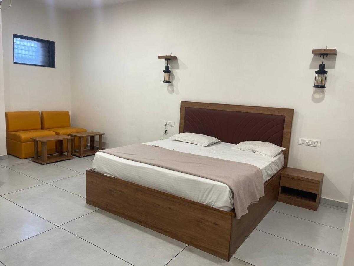 Hotel Nilkanth Navsari Екстериор снимка