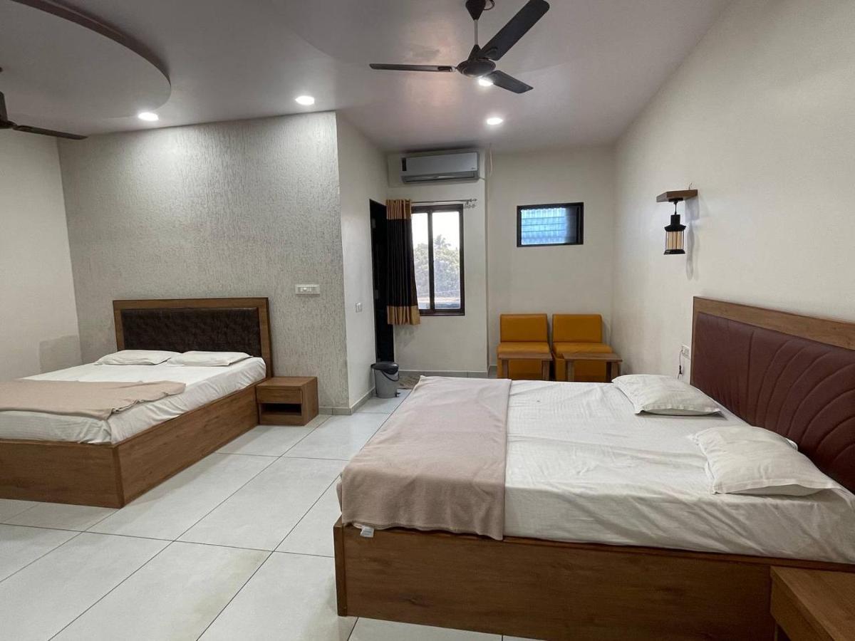 Hotel Nilkanth Navsari Екстериор снимка