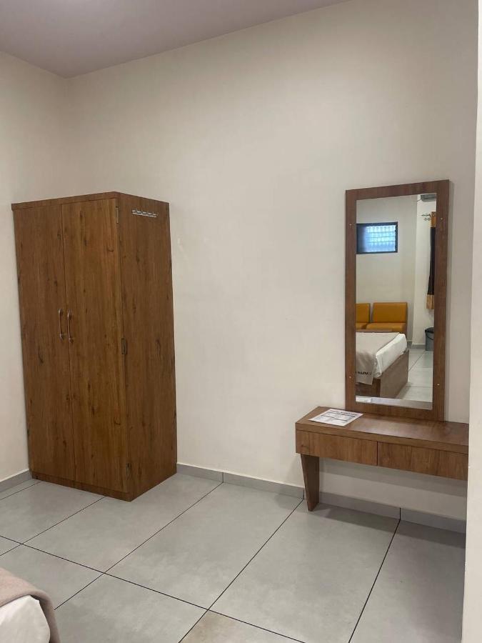 Hotel Nilkanth Navsari Екстериор снимка
