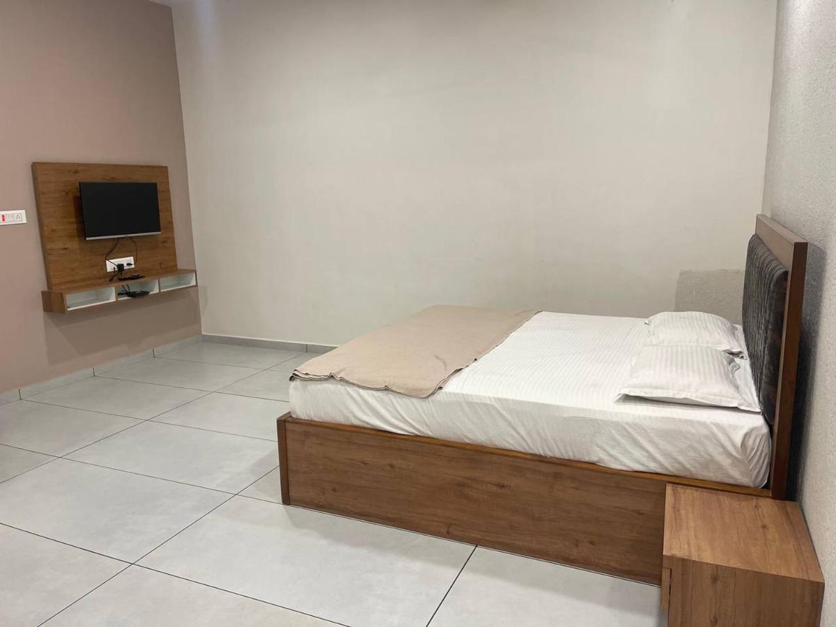 Hotel Nilkanth Navsari Екстериор снимка